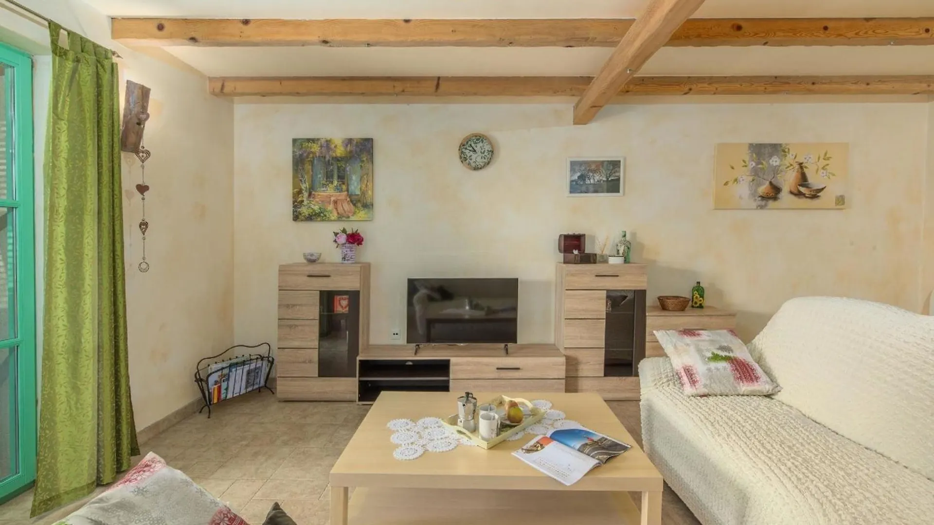 Ferienhaus In Sisan Mit Grill, Terrasse Und Garten